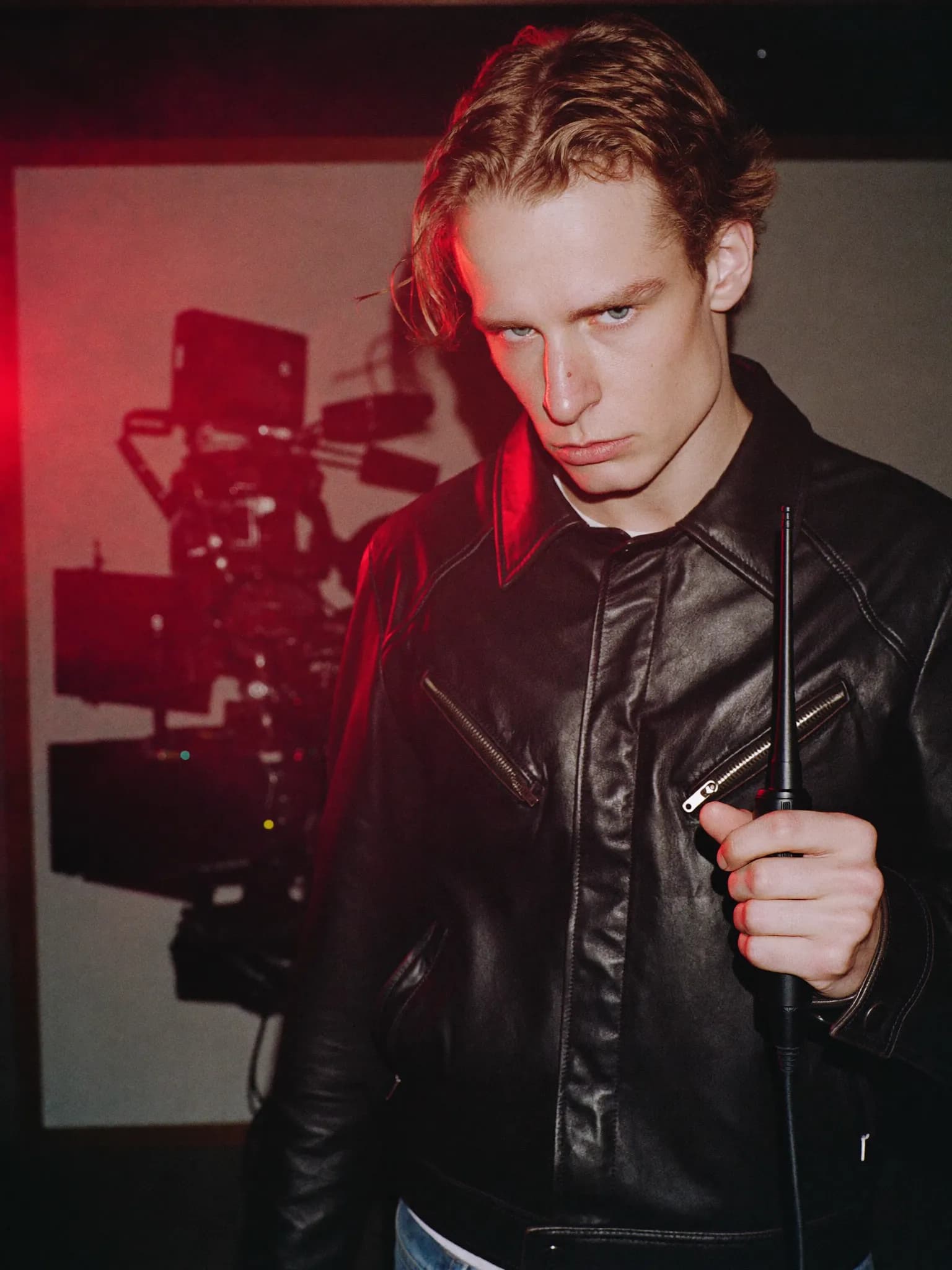 Artiste sur un tournage de clip, lumière rouge